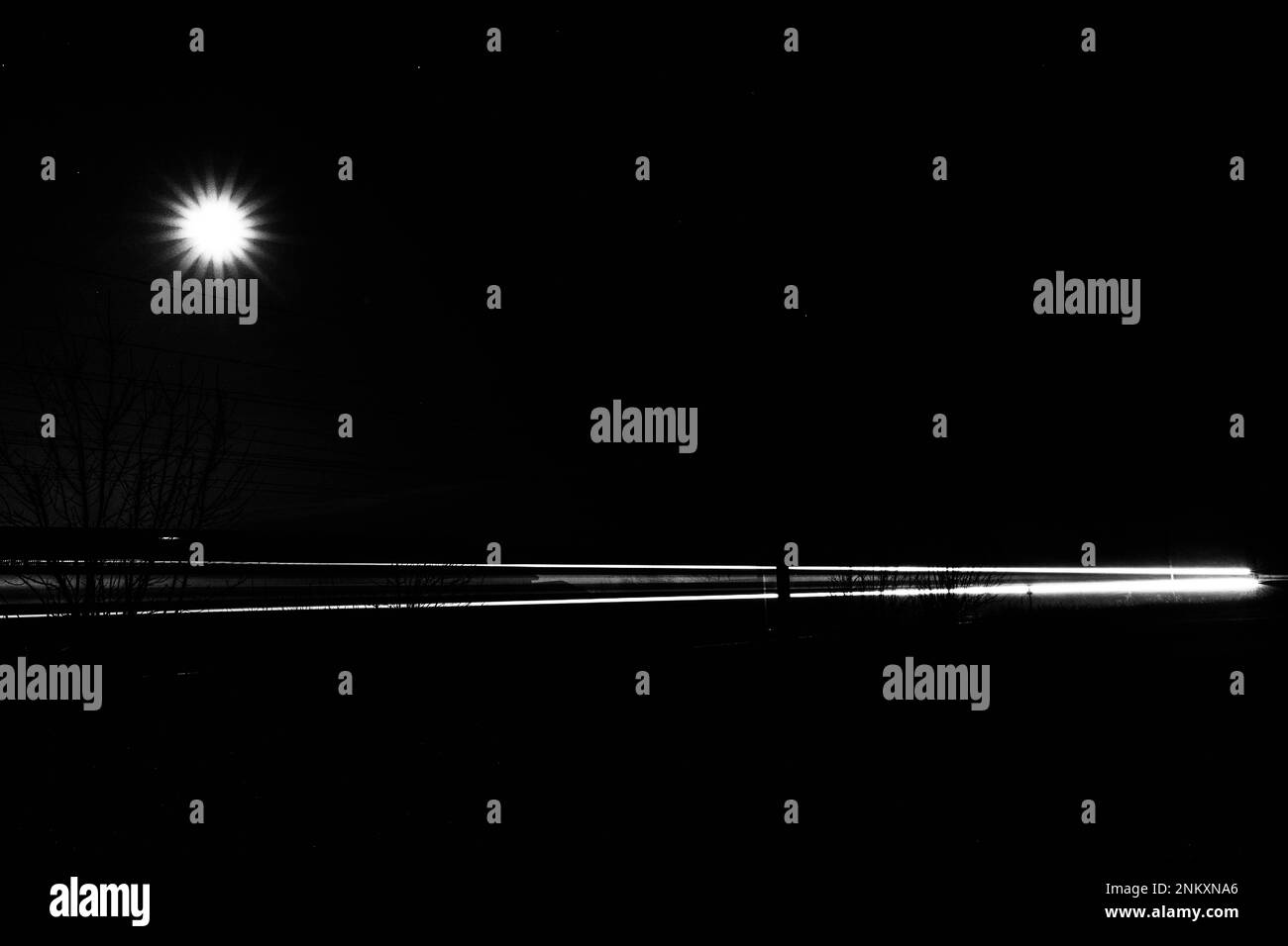 Einfacher Nachthintergrund in Schwarz-Weiß mit dem Mond Stockfoto