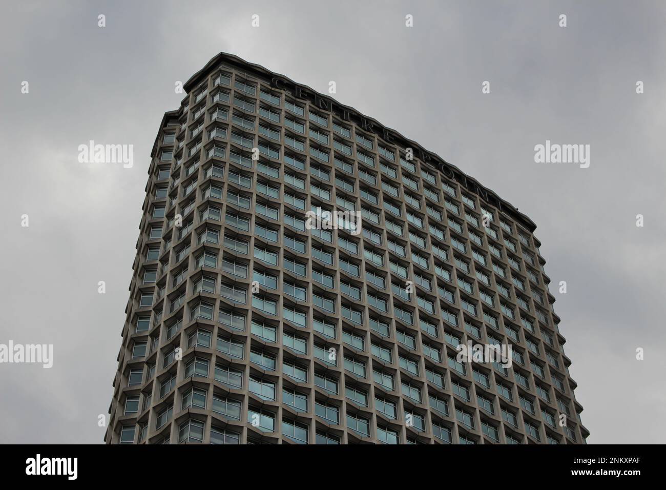 Flachblick auf den Skyscraper Centre Point im Zentrum von London an einem typischen bedeckten Londoner Tag. Denkmalgeschütztes Gebäude im modernistischen Architekturstil Stockfoto