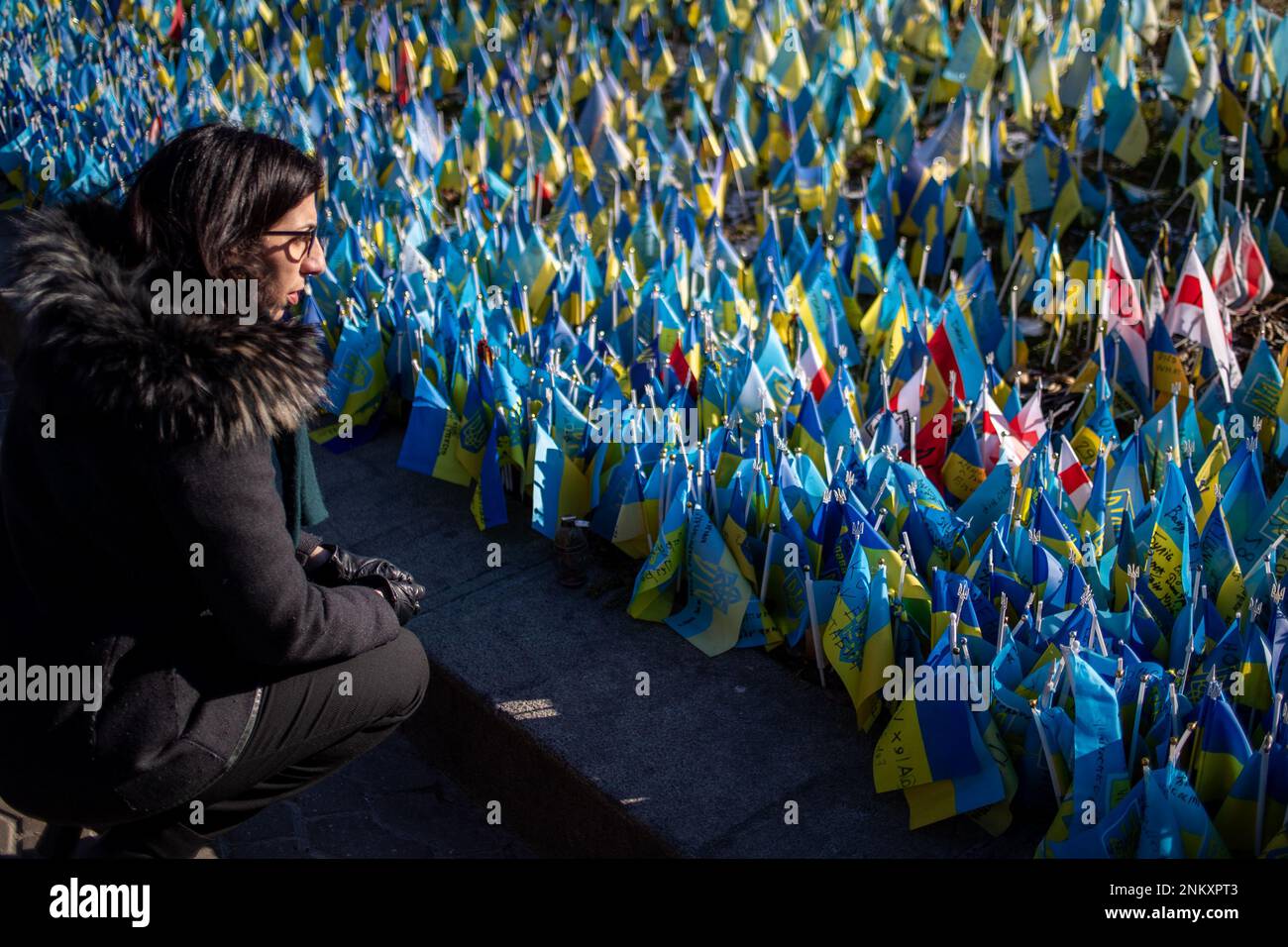 RIMA Abdul-Malak, französischer Kulturminister, zollt in der Nähe der ukrainischen Flaggen Respekt, die zum Gedenken an die während des Krieges in der Nähe des Maidan-Platzes in c getöteten Menschen platziert wurden Stockfoto