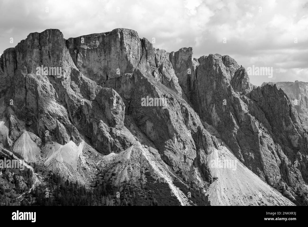 Majestätischer Berg in den italienischen Dolomiten (B&W) Stockfoto