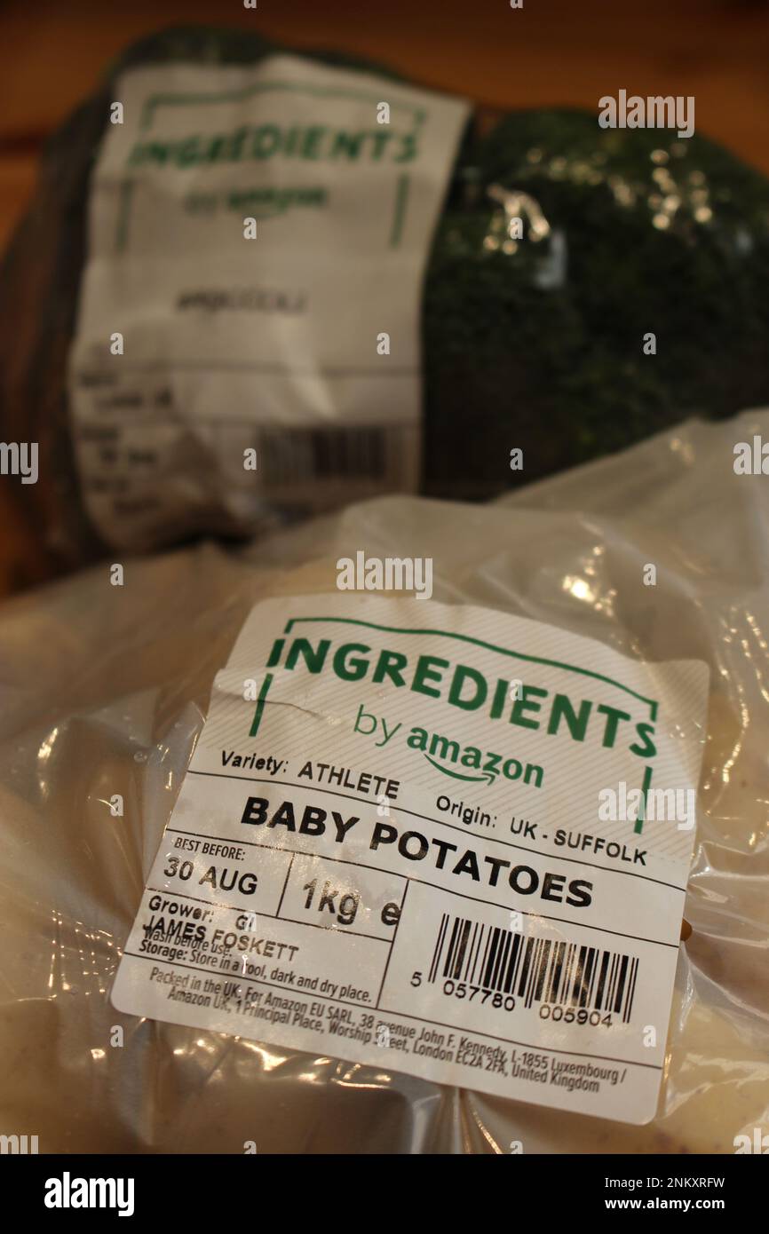 Produkte, einschließlich Baby Potatoes, aus Amazon Fresh, der Lieferlinie für Lebensmittel von Amazon. Amazon stellt die Lieferung frischer Lebensmittel in Teilen Großbritanniens ein Stockfoto