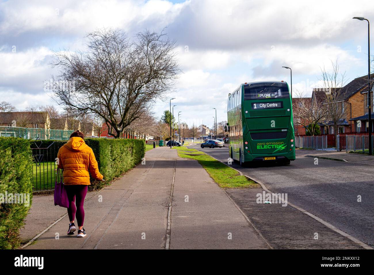 Dundee, Tayside, Schottland, Großbritannien. 24. Februar 2023. UK Weather: Tayside Schottland erlebt Frühlingswetter mit Temperaturen um 10 Grad Die wunderschöne warme Sonne im Februar zieht einige Einheimische an, die ihren Alltag verrichten und in ihren Geschäften einkaufen. Kredit: Dundee Photographics/Alamy Live News Stockfoto