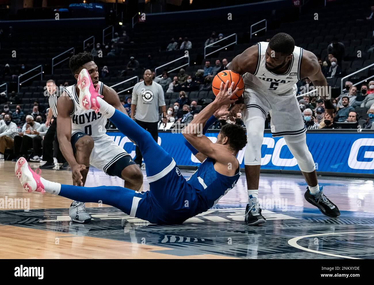 WASHINGTON, DC - FEBRUARY 01: Seton Hall Pirates guard Jared Rhoden (14) gets the ball off from the floor as Georgetown Hoyas guard Wayne Bristol Jr. (5) moves in during a Big East men's basketball game between the Georgetown Hoyas and the Seton Hall Pirates, on February 01, 2022, at Capital One Arena, in Washington, DC. (Photo by Tony Quinn/Icon Sportswire) (Icon Sportswire via AP Images) Stockfoto
