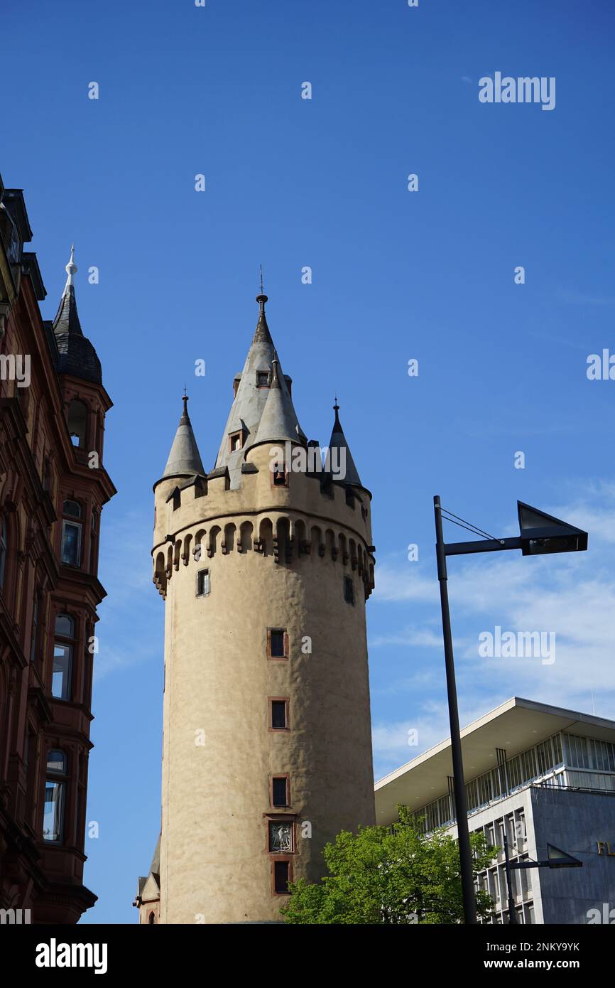 Ein klassisches europäisches Stadtbild mit einem historischen Gebäude in der Straße, mit warmer, nostalgischer Atmosphäre Stockfoto