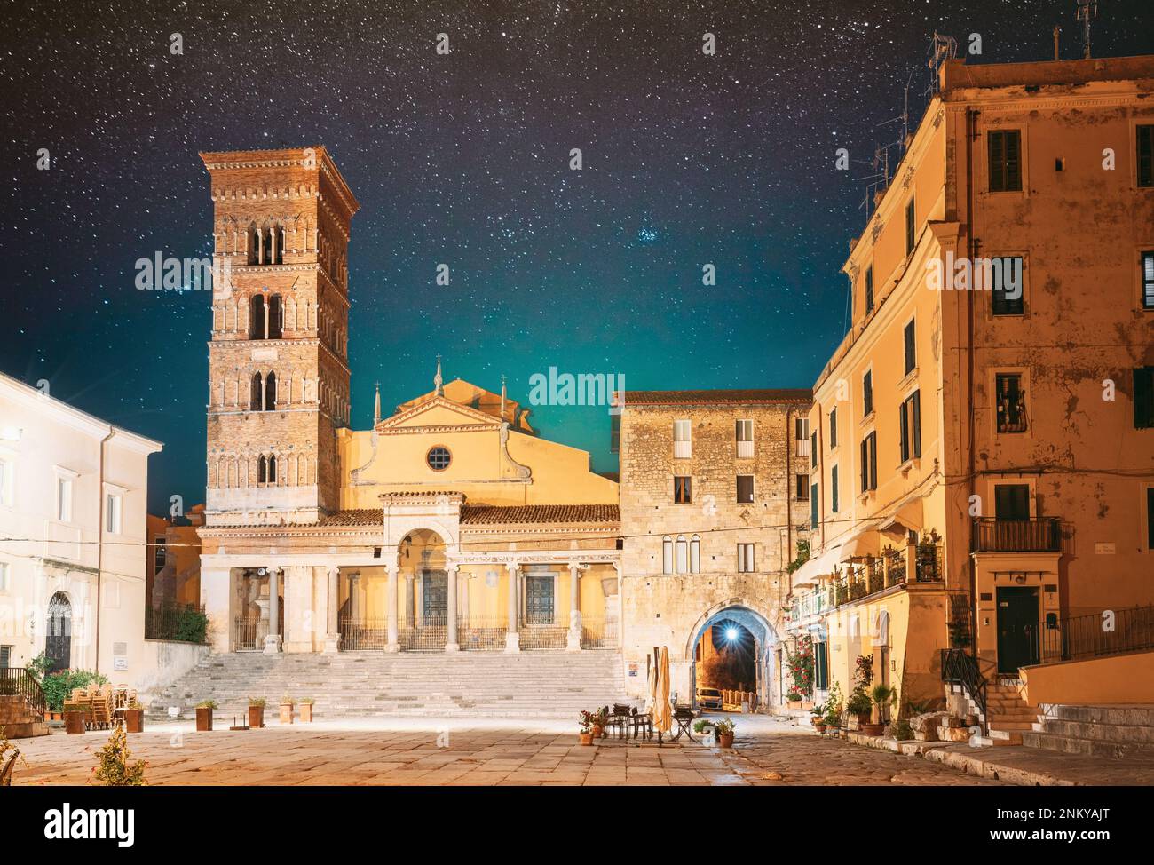 Terracina, Italien. Turm Der Kathedrale Von San Cesareo In Der Nacht. Es Wurde Auf Dem Podium Des Tempels Der Roma Und Des Augustus Erbaut. Leuchtend Blauer Nachthimmel. Unglaublich Stockfoto