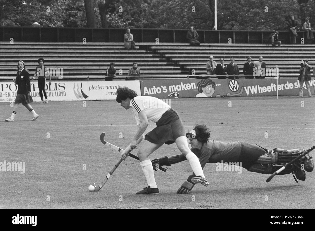 Women's Field Hockey; Women's European Cup in Amsterveen, D. Marres überholt Kralichova und erzielt ca. Juni 1976 Stockfoto