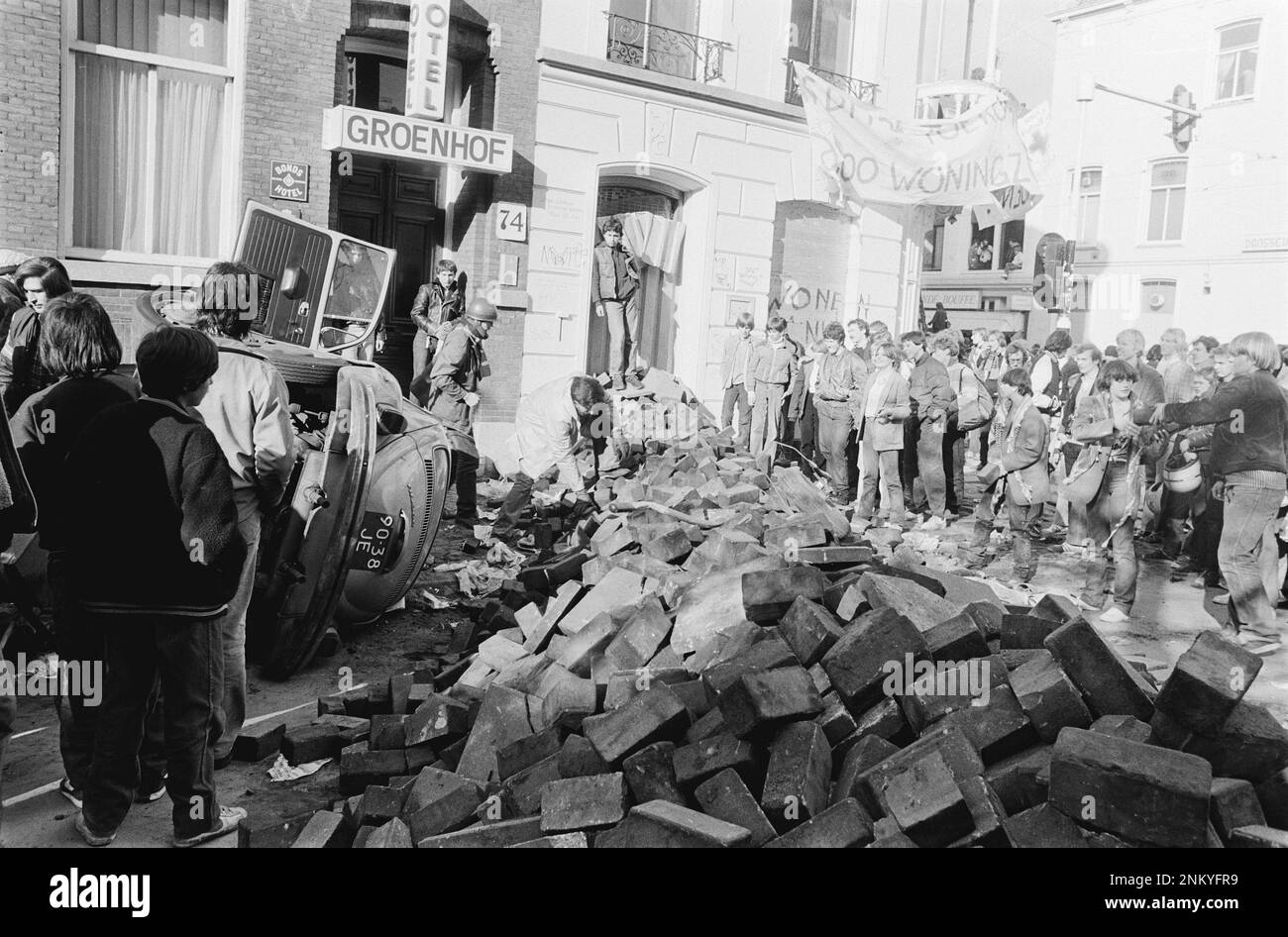 Niederländische Geschichte: Barrikaden rund um Hausbesetzer auf der Vondelstraat Amsterdam (Unruhen in der Vondelstraat) ca. 1. März 1980 Stockfoto