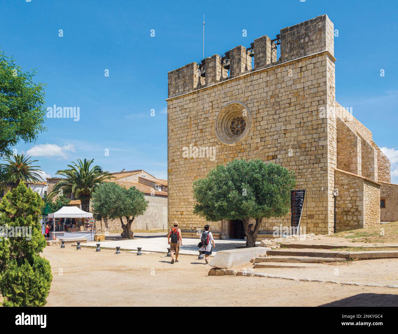 Sant Martí d'Empúries, Costa Brava, Provinz Girona, Katalonien, Spanien. Die Gemeindekirche. Die Arbeiten an der spätgotischen Struktur begannen 1507. Stockfoto