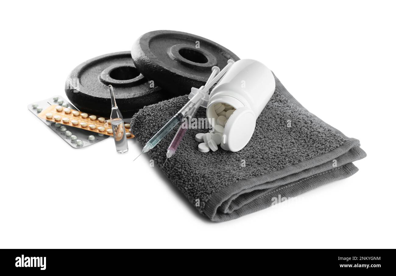 Verschiedene Medikamente, Handtücher und Sportgeräte auf weißem Hintergrund. Dopingkontrolle Stockfoto