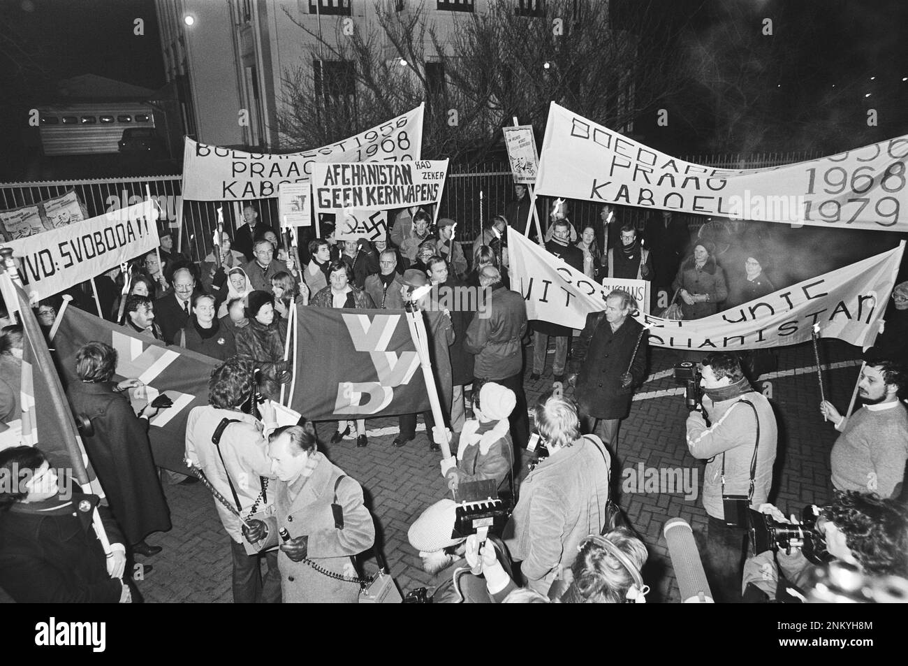 Niederländische Geschichte: Politische Parteien demonstrieren vor der russischen Botschaft aufgrund der Invasion Afghanistans ca. 10. Januar 1980 Stockfoto