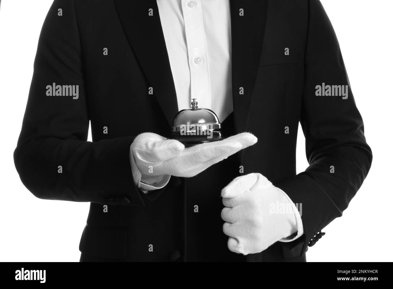 Butler hält Serviceglocke auf weißem Hintergrund, schließen Stockfoto
