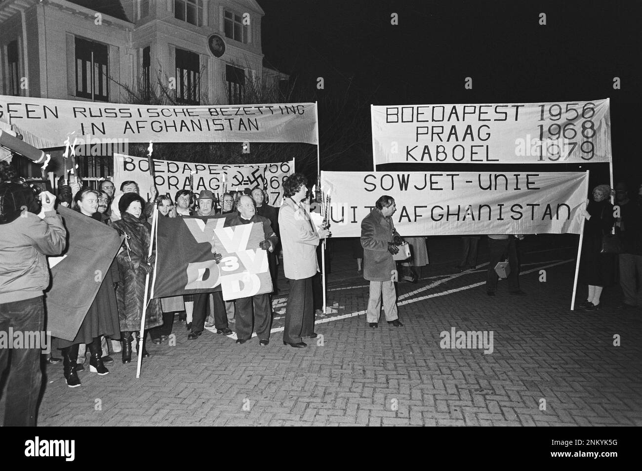 Niederländische Geschichte: Politische Parteien demonstrieren vor der russischen Botschaft aufgrund der Invasion Afghanistans ca. 10. Januar 1980 Stockfoto