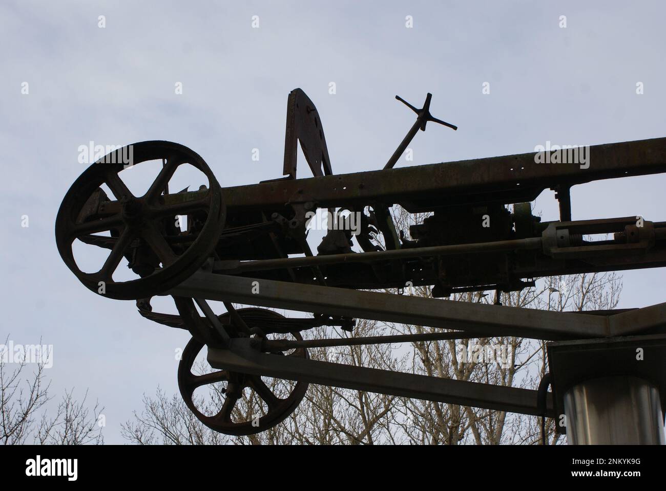 LA CARROSSERIE D'UN VÉHICULE ANCIEN EXPOSÉ EN HAUTEUR EN ESPAGNE Stockfoto