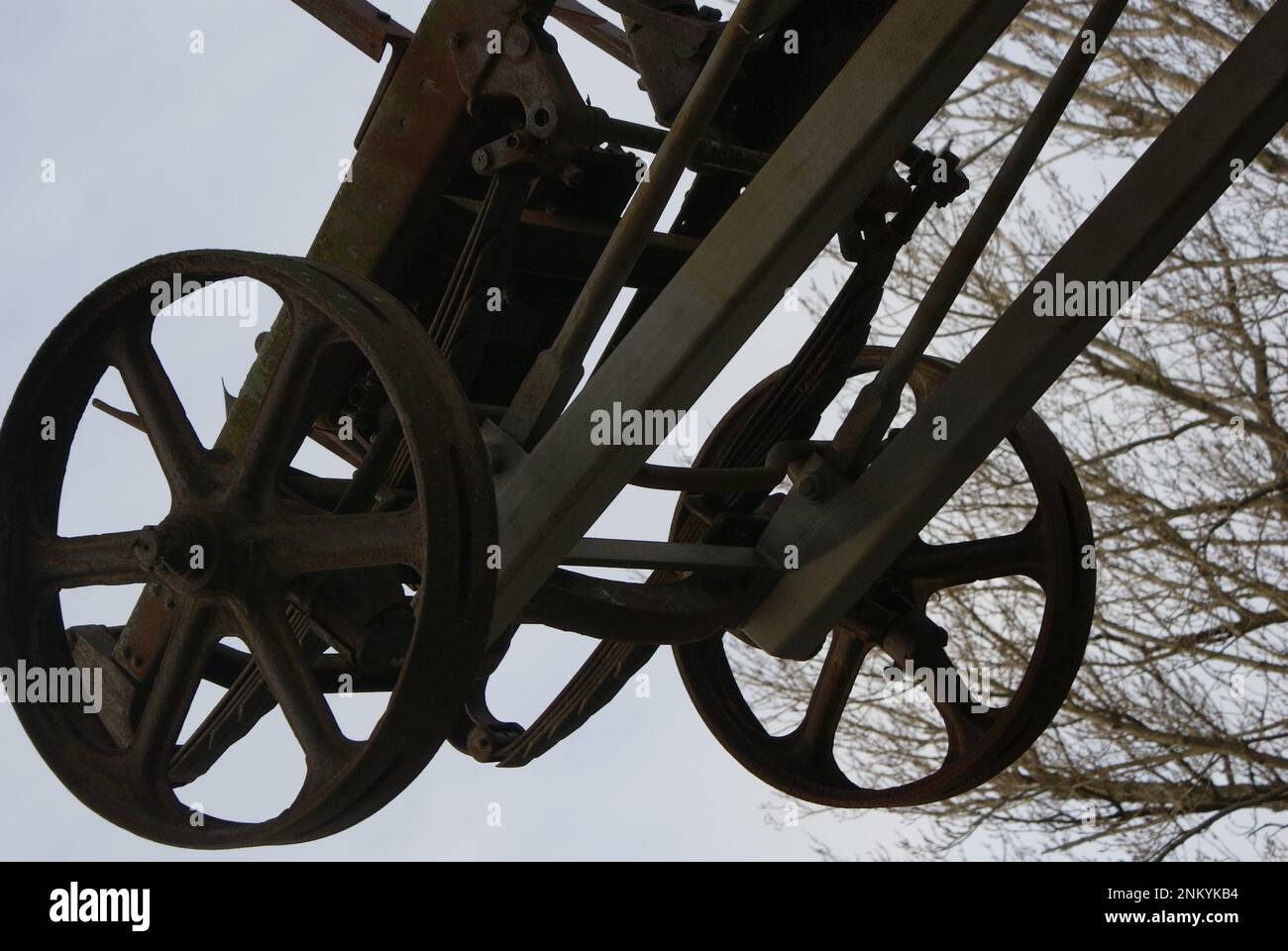 LA CARROSSERIE D'UN VÉHICULE ANCIEN EXPOSÉ EN HAUTEUR EN ESPAGNE Stockfoto