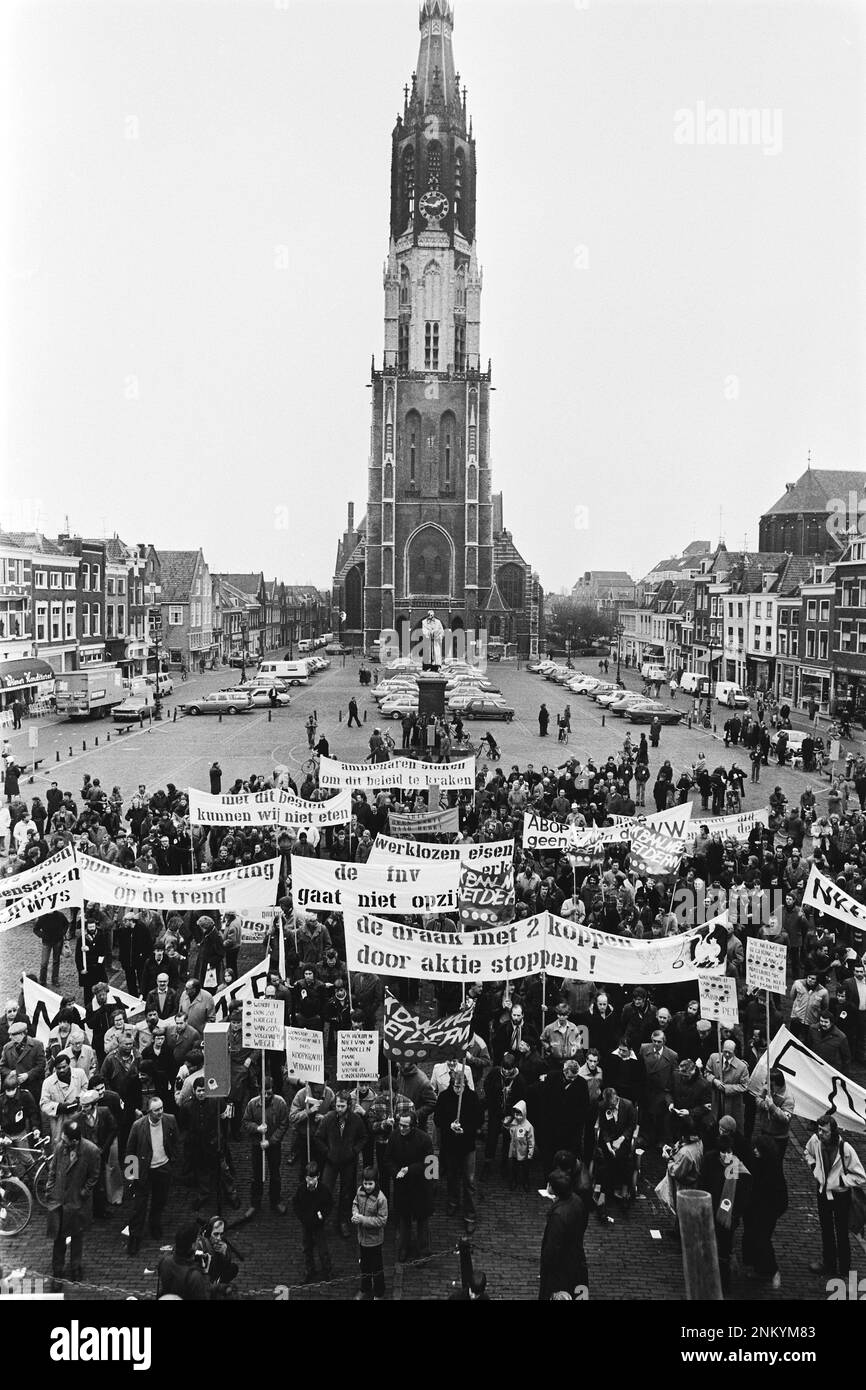 Niederländische Geschichte: Von der FNV organisierter Protest in Delft unter anderem gegen die Lohnmaßnahme; Demonstration der Arbeiter ca. 27. Februar 1980 Stockfoto