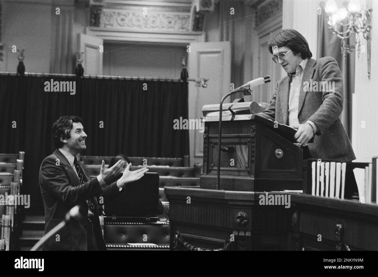 Niederländische Geschichte: Repräsentantenhaus : Lohndebatte; Rudd Lubbers (links) versus Kombrink Ca. 23. Januar 1980 Stockfoto