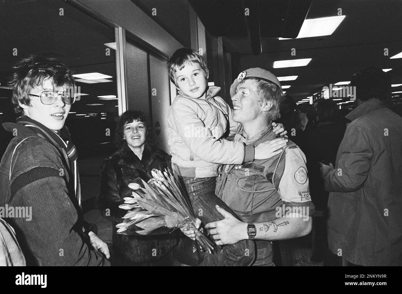 Niederländische Geschichte: Ankunft einer Gruppe von 73 UNIFIL-Soldaten aus dem Libanon in Schiphol; Soldat mit Familie (UN-Interimstruppe im Libanon) ca. 30. Januar 1980 Stockfoto