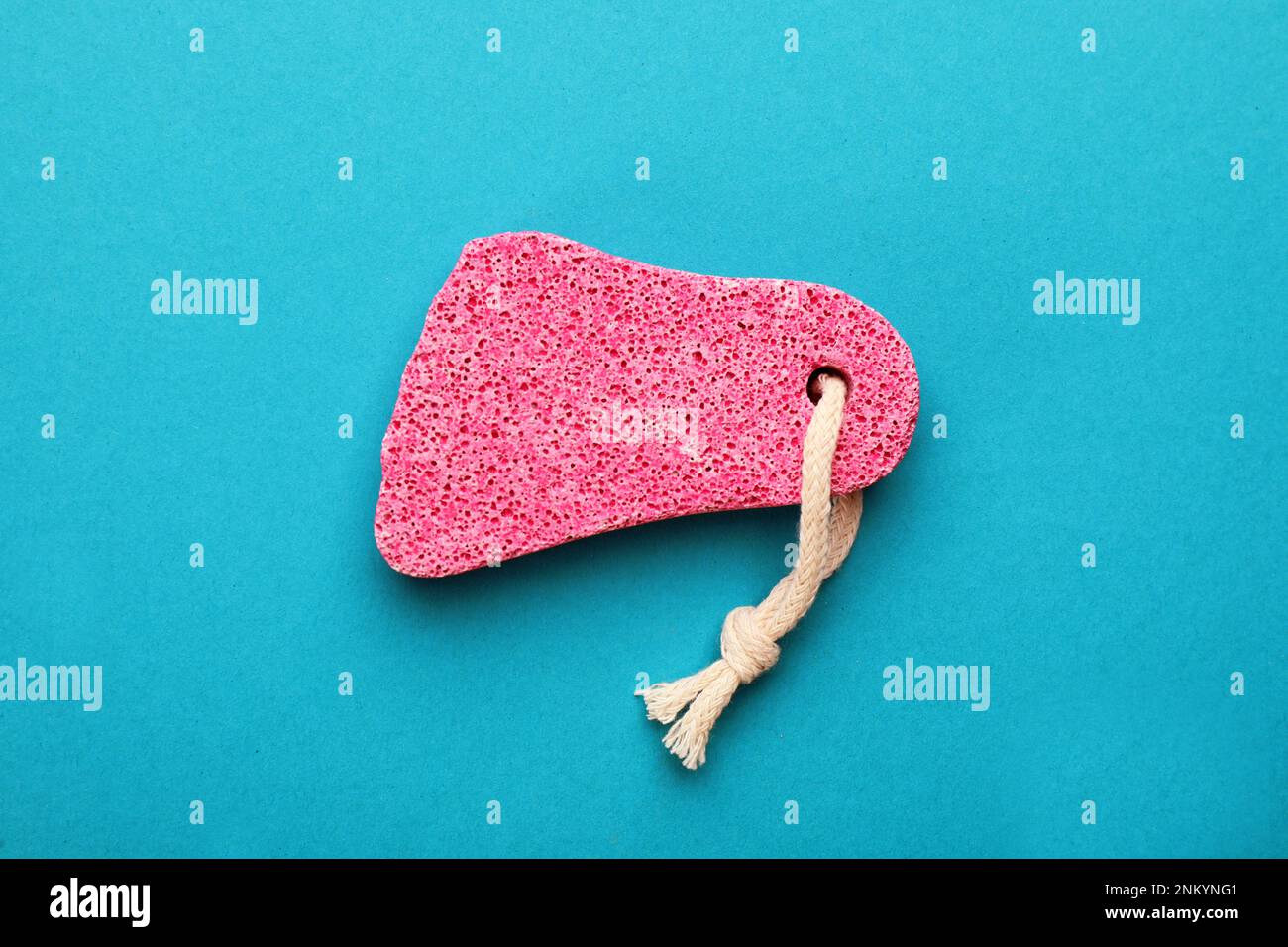 Rosafarbener Bimsstein auf hellblauem Hintergrund, Draufsicht Stockfoto