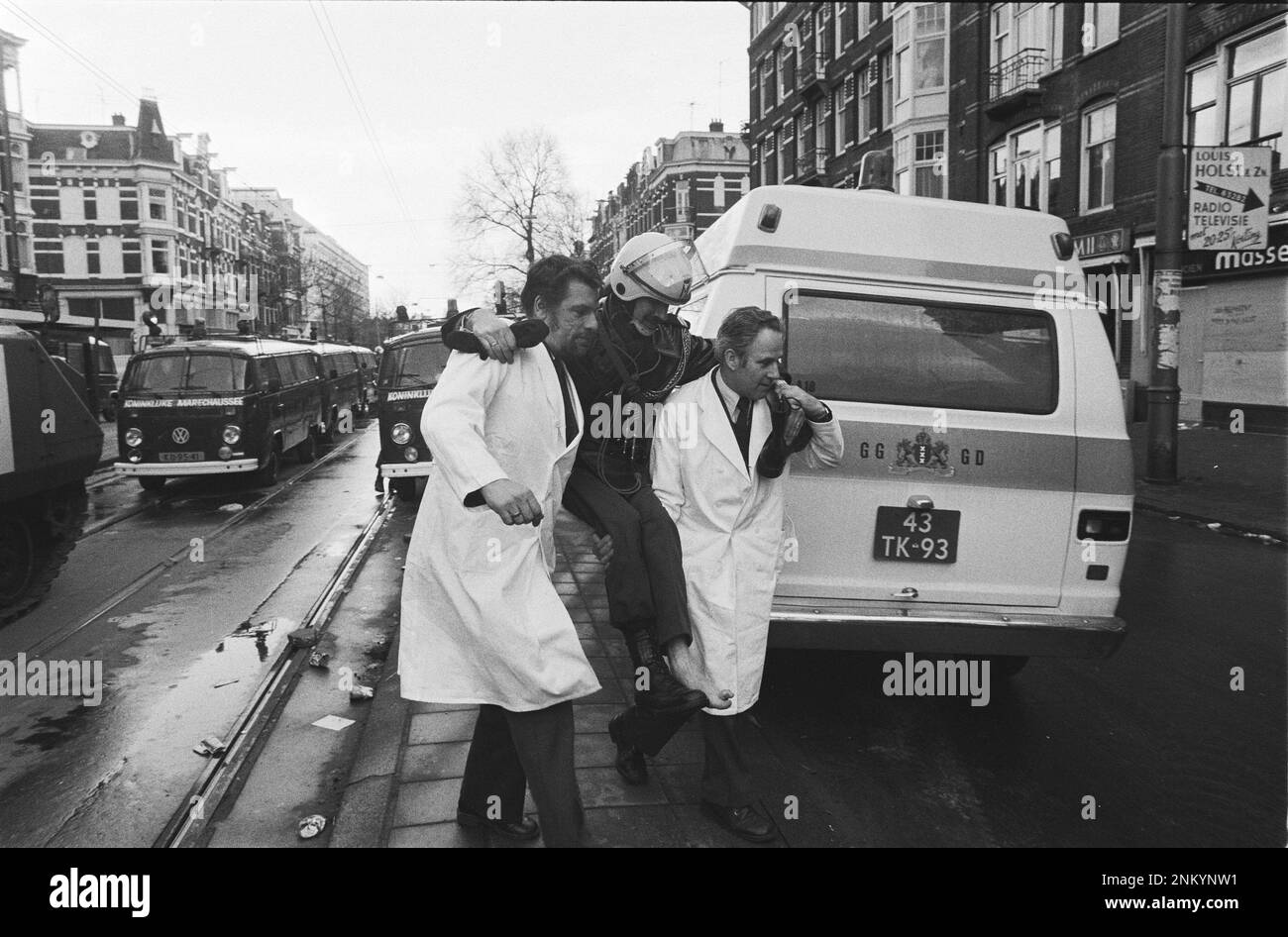 Niederländische Geschichte: Polizei und Armee mit gepanzerten Fahrzeugen und Panzern räumen die Barrikaden in Vondelbuurt, Amsterdam; verletzte Polizisten werden entführt (Hausbesetzerunruhen) ca. 3. März 1980 Stockfoto