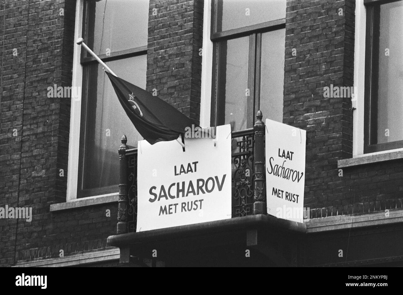 Niederländische Geschichte: Russische Flagge auf Halbmast; Schilder mit dem Text "Leave Sacharov Alone" auf dem Balkon in van Woustraat in Amsterdam (Andrej Sacharow) ca. 30. Januar 1980 Stockfoto