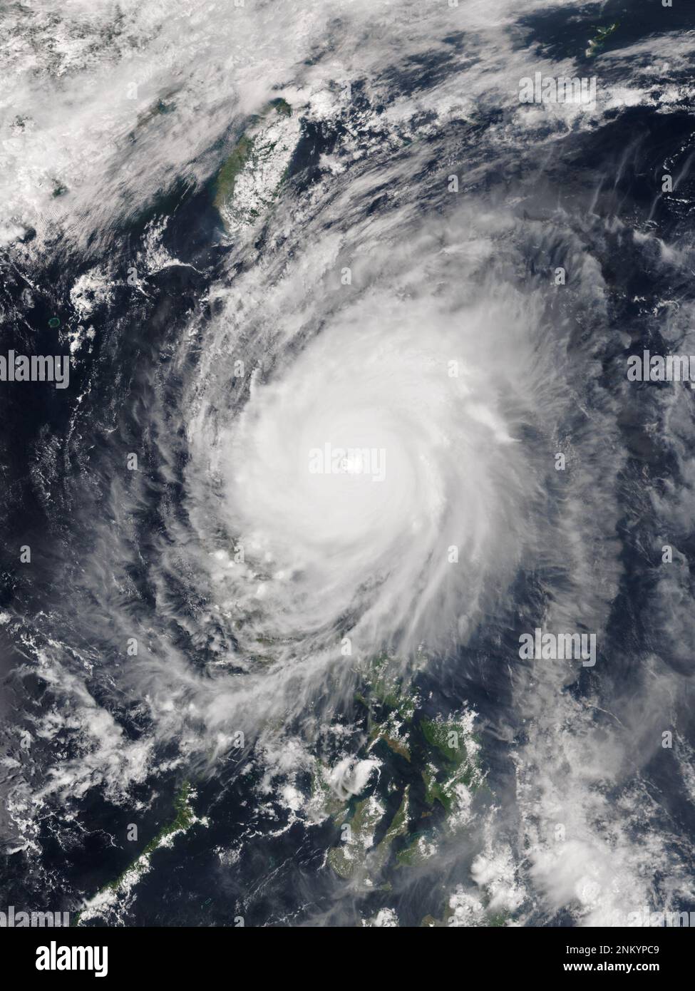 Der Sensor der Visible Infrared Imaging Radiometer Suite (VIIRS) auf dem Suomi NPP-Satelliten hat dieses Bild des Typhoon Noul während der Spitzenintensität am 10. Mai 2015 aufgenommen Stockfoto