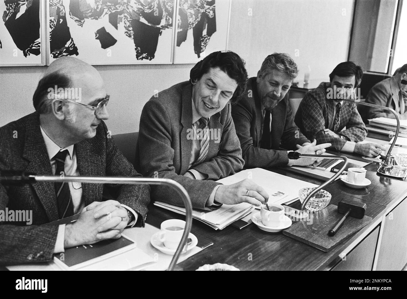 Niederländische Geschichte: FNV-Föderationsrat in Amsterdam; Wim Spit (Arbeitsführer und künftiger Premierminister) Wim Kok und mehrere andere hinter dem Tisch ca. 7. Januar 1980 Stockfoto