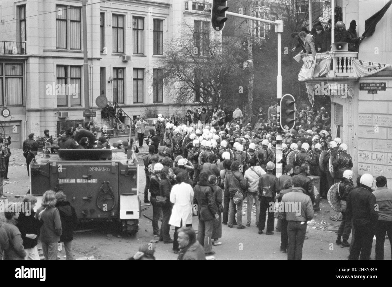 Niederländische Geschichte: Polizei und Armee mit gepanzerten Fahrzeugen und Panzern räumen Barrikaden in Vondelbuurt, Amsterdam; Mobile Einheit in Aktion unter den Hausbesetzern (Squatters-Aufstände) ca. 3. März 1980 Stockfoto
