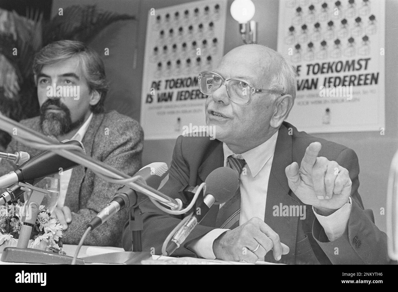 PvdA-Pressekonferenz zum Wahlprogramm; Joop den Uyl und Max van de Berg (l), Vorsitzender, während der Pressekonferenz ca. 1985 Stockfoto