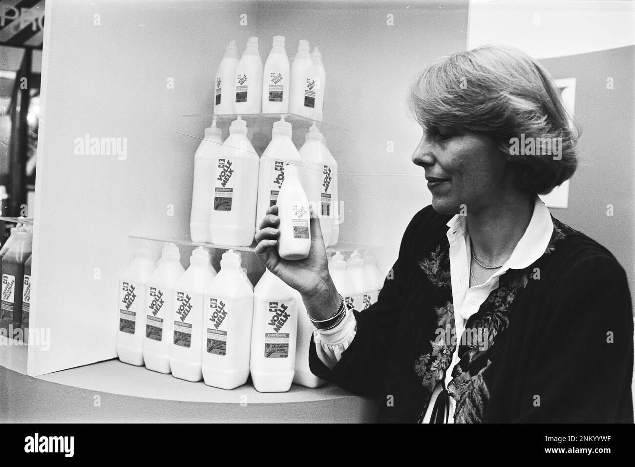 Niederländische Geschichte: Internationale Lebensmittelmesse Roka 1980 in Jaarbeurs in Utrecht; umweltfreundliche Einwegmilchflaschen aus Kunststoff ca. 11. Februar 1980 Stockfoto