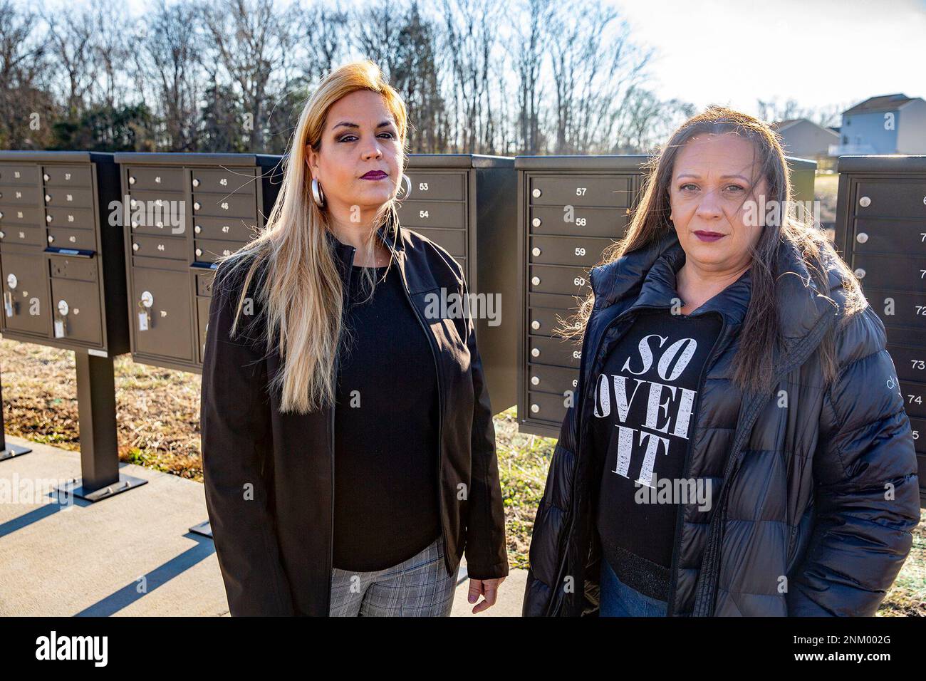 Gladys Vasquez, left, and Carmen Alicea have not received a mailbox since they moved in last year to their housing community, Hopyard Farms, in King George County, Va. Due to not having a mailbox in their community, the have to drive to the post office to collect their mail. (Tristan Lorei/The Free Lance-Star via AP) Stockfoto