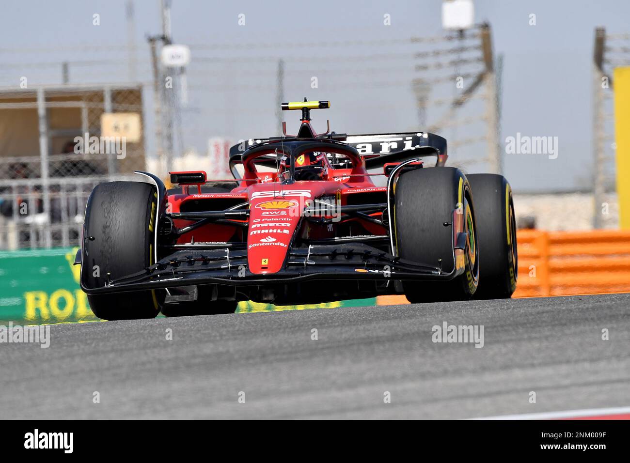 Sakhir, Bahrain. 24. Februar 2023. Motorsport: Formel 1, Test. Carlos Sainz aus Spanien vom Ferrari-Team ist auf dem richtigen Weg. Kredit: Hasan Bratic/dpa/Alamy Live News Stockfoto