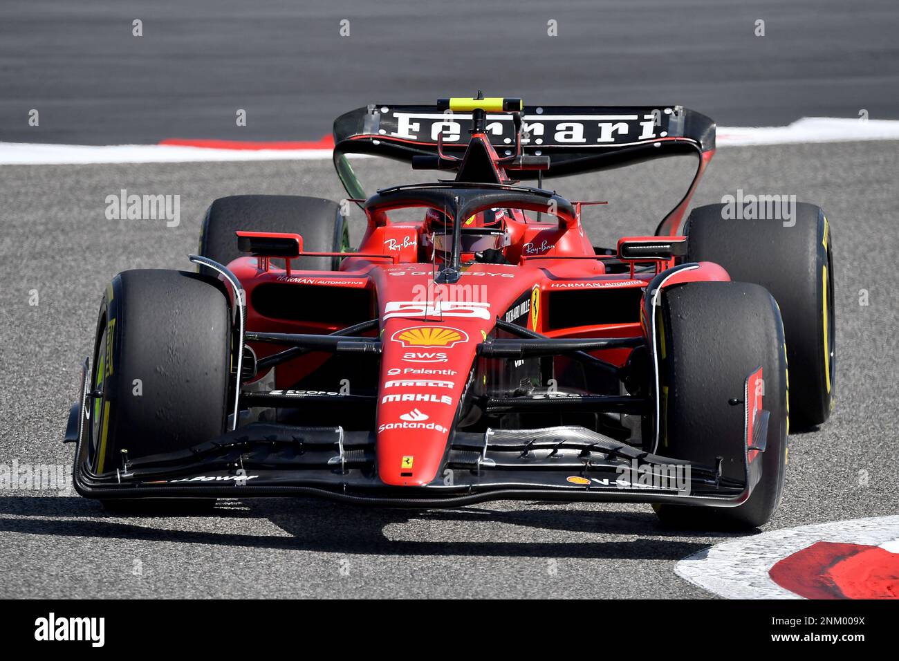 Sakhir, Bahrain. 24. Februar 2023. Motorsport: Formel 1, Test. Carlos Sainz aus Spanien vom Ferrari-Team ist auf dem richtigen Weg. Kredit: Hasan Bratic/dpa/Alamy Live News Stockfoto