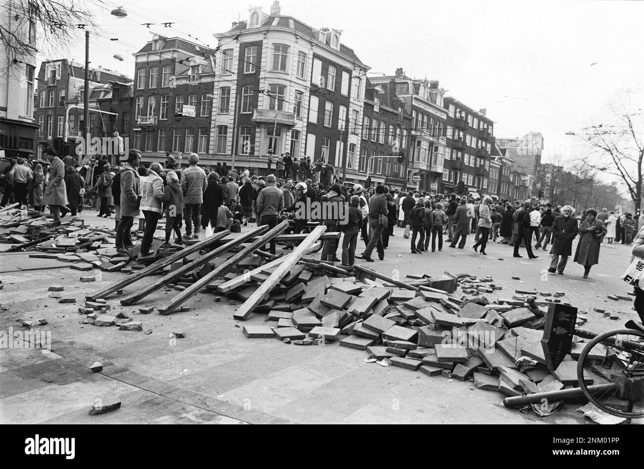 Niederländische Geschichte: Barrikaden um Squat in der Vondelstraat Amsterdam; Blick auf die verbarrikadierten Straßen (Vondelstraat Riots) ca. 1. März 1980 Stockfoto