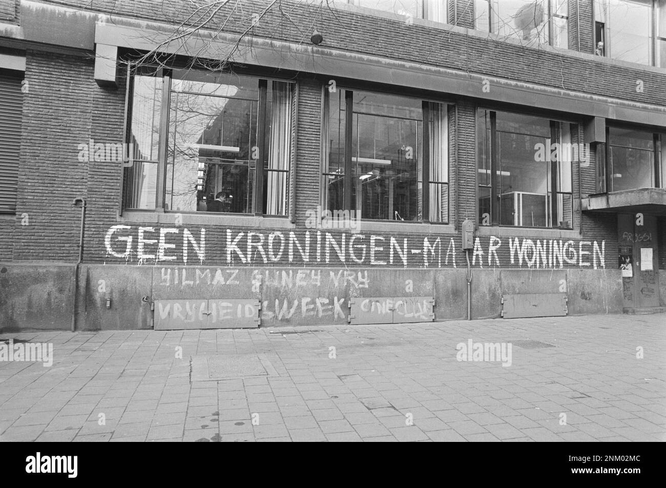 Niederländische Geschichte: Graffiti schreibt: "Keine Könige, aber Häuser" an der Wand des Gebäudes der PTT-Telekommunikation in Amsterdam ca. 10. März 1980 Stockfoto