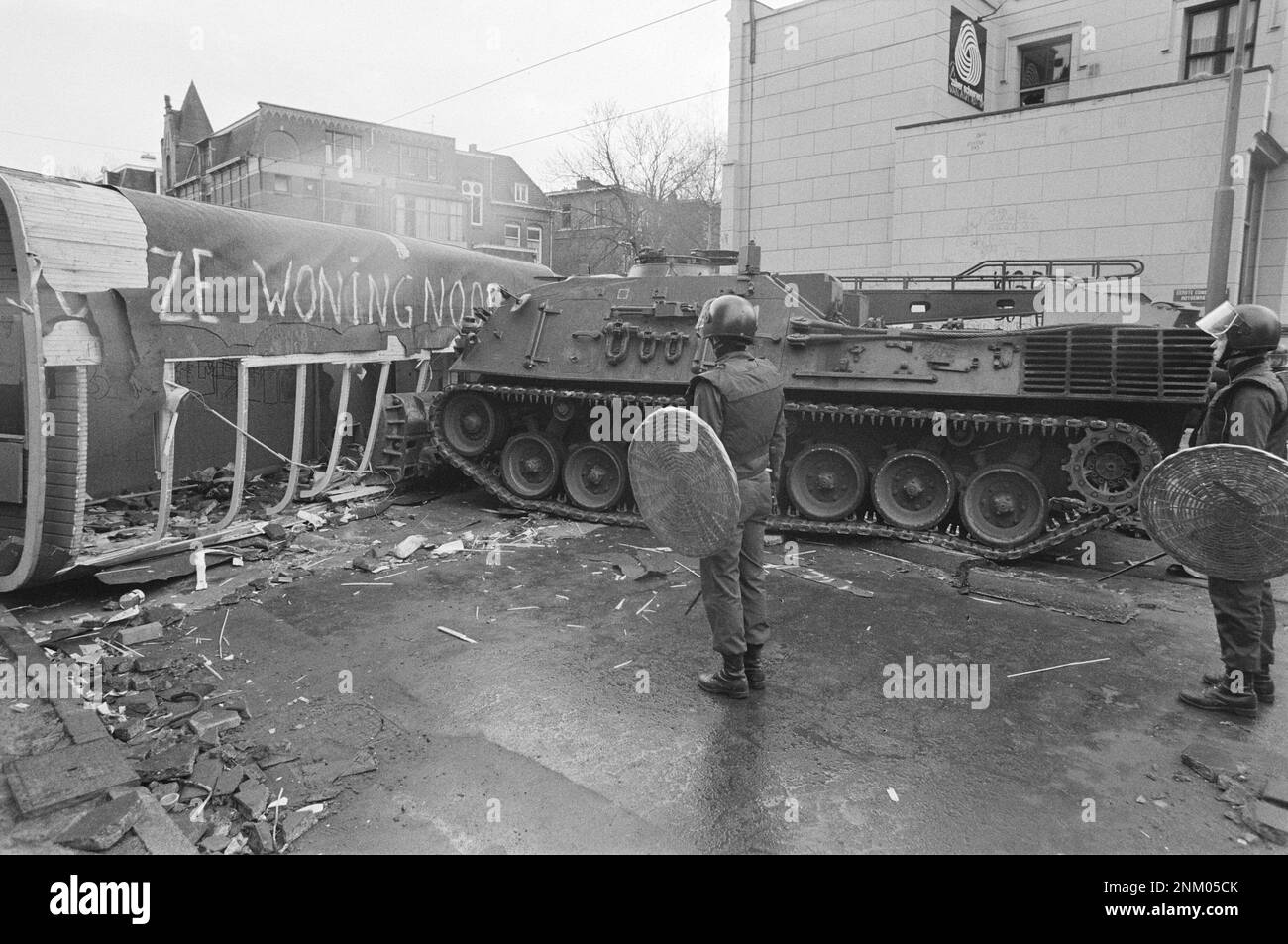 Niederländische Geschichte: Polizei und Armee mit gepanzerten Fahrzeugen und Panzern räumen die Barrikaden in Vondelbuurt, Amsterdam; Tankdozer vom Typ Leopard, der zu einem Dschinni gehört, räumen sich auf (Squatters-Aufstände) ca. 3. März 1980 Stockfoto