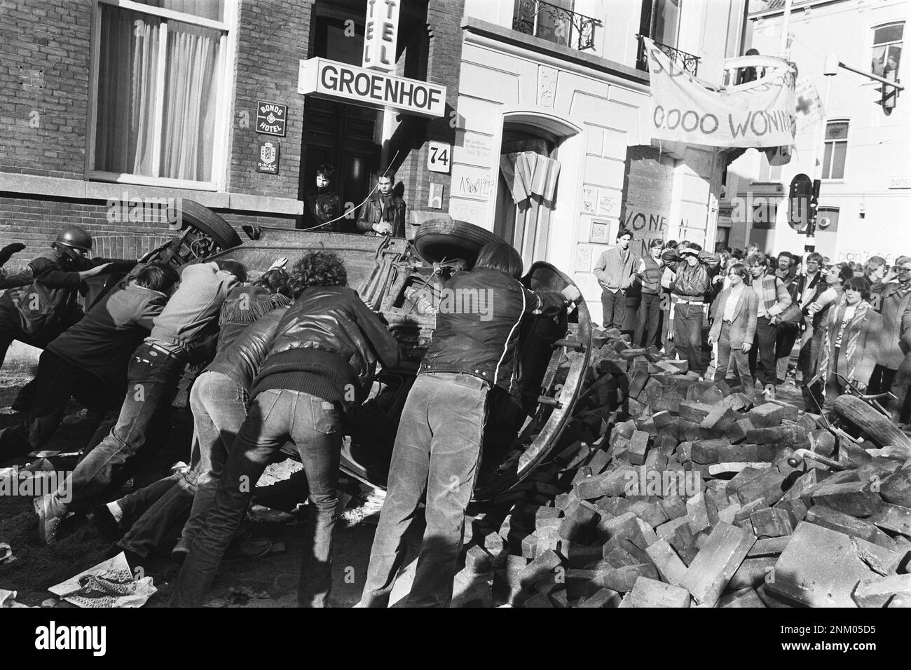 Niederländische Geschichte: Barrikaden um Wohnhäuser in der Vondelstraat Amsterdam; Auto wird auf die Barrikade geschoben (Vondelstraat-Unruhen) ca. 1. März 1980 Stockfoto