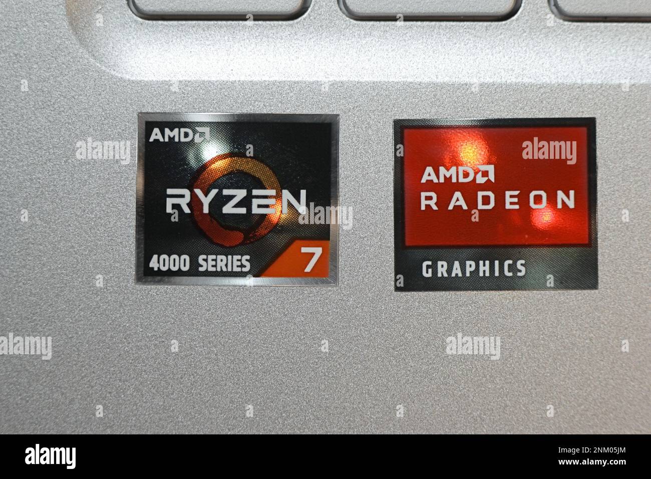 New York, NY - 16. März 2021: AMD RYZEN 7 4000 CPU- und AMD RADEON Grafikkartenaufkleber auf einem silbernen Laptop. Stockfoto