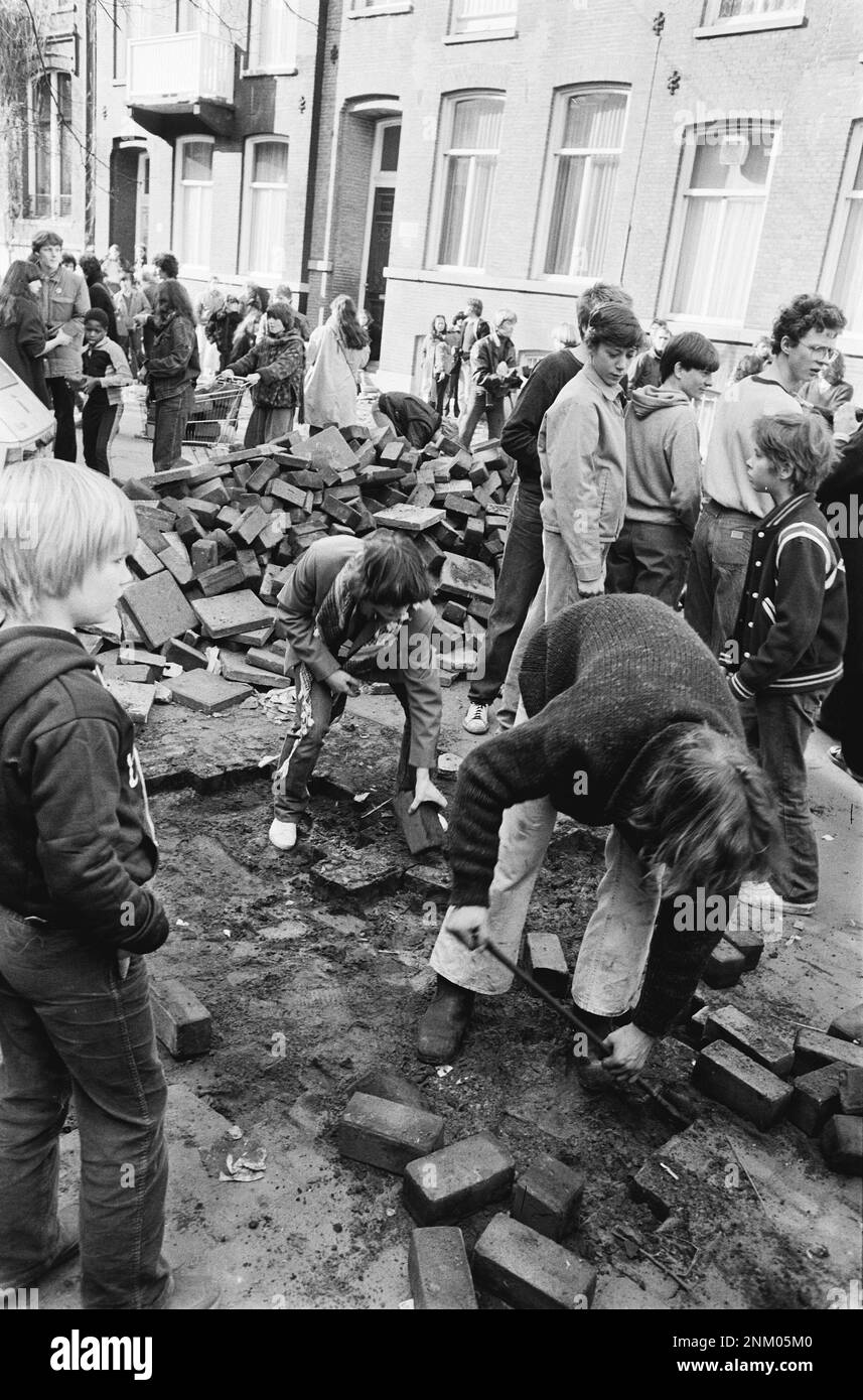 Niederländische Geschichte: Barrikaden um Hausbesetzer in der Vondelstraat Amsterdam; die Straße ist für Waffen aufgebrochen (Vondelstraat Riots) Ca. 1. März 1980 Stockfoto