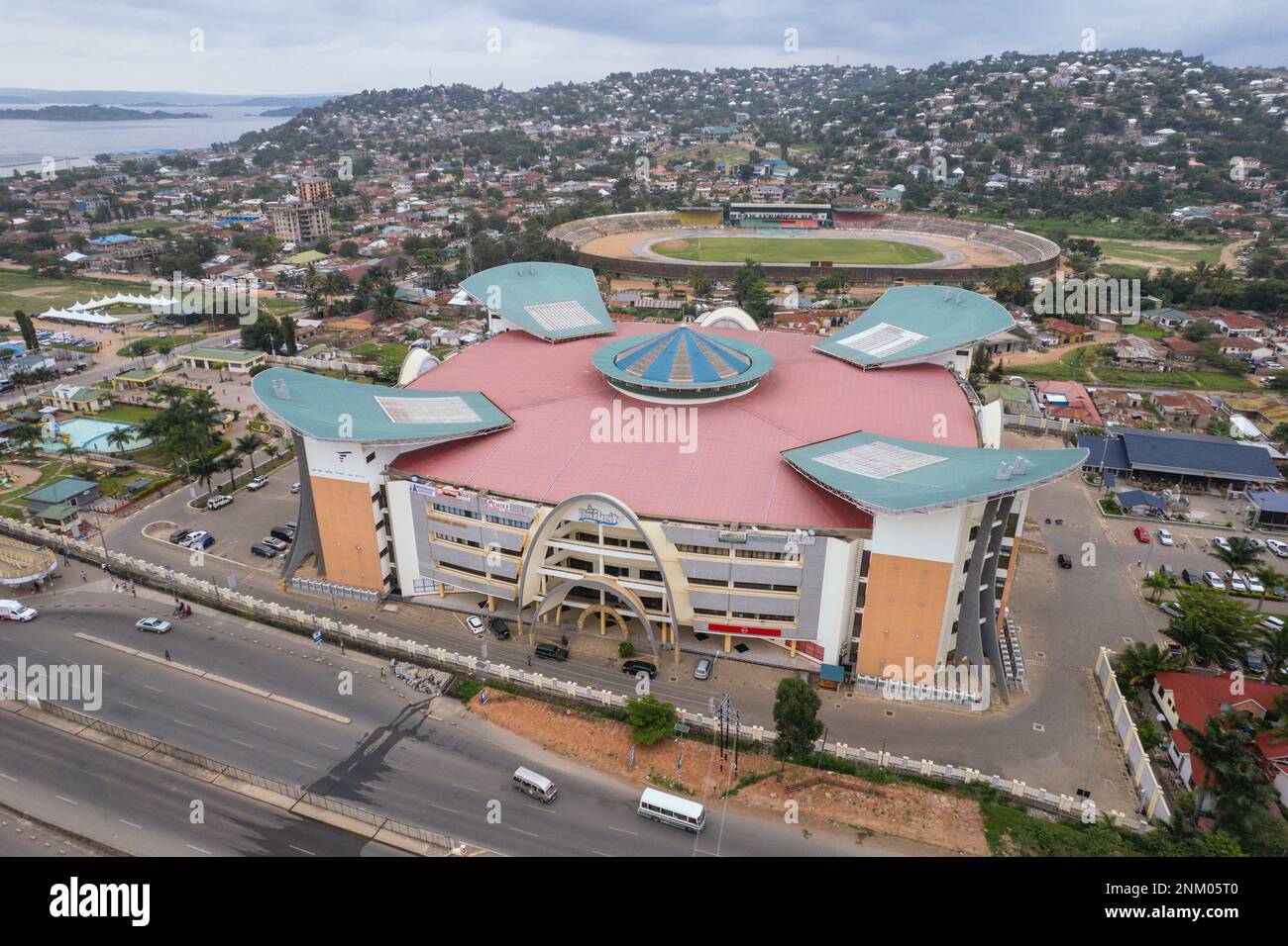 Mwanza, Tansania - 02.22.2023 - Drohnenblick der Rock City Mall, neben Lake Victoria. Beliebtes Einkaufszentrum in Tansania. Stockfoto