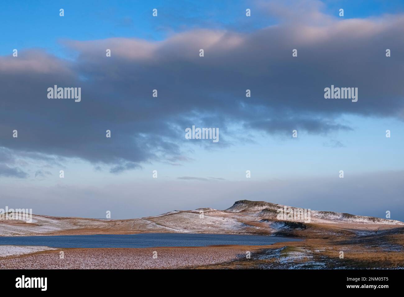 Broomlee Lough und Sewingshileds Crag im Winter, Northumberland, England Stockfoto