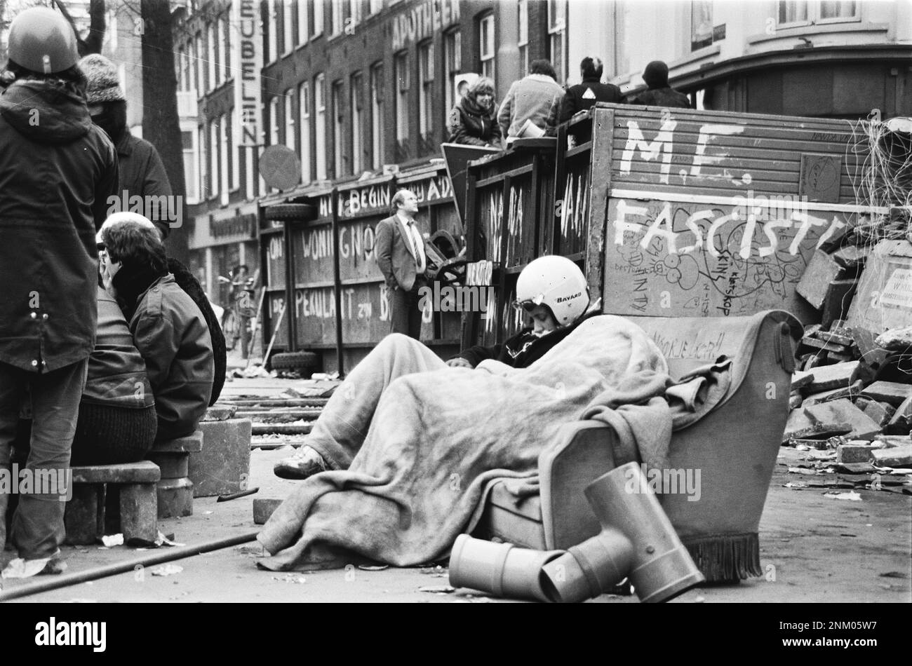 Niederländische Geschichte: Barrikaden um Wohnungen in der Vondelstraat Amsterdam; Hausbesetzer schlafen auf Barrikaden (Vondelstraat-Unruhen) ca. 1. März 1980 Stockfoto