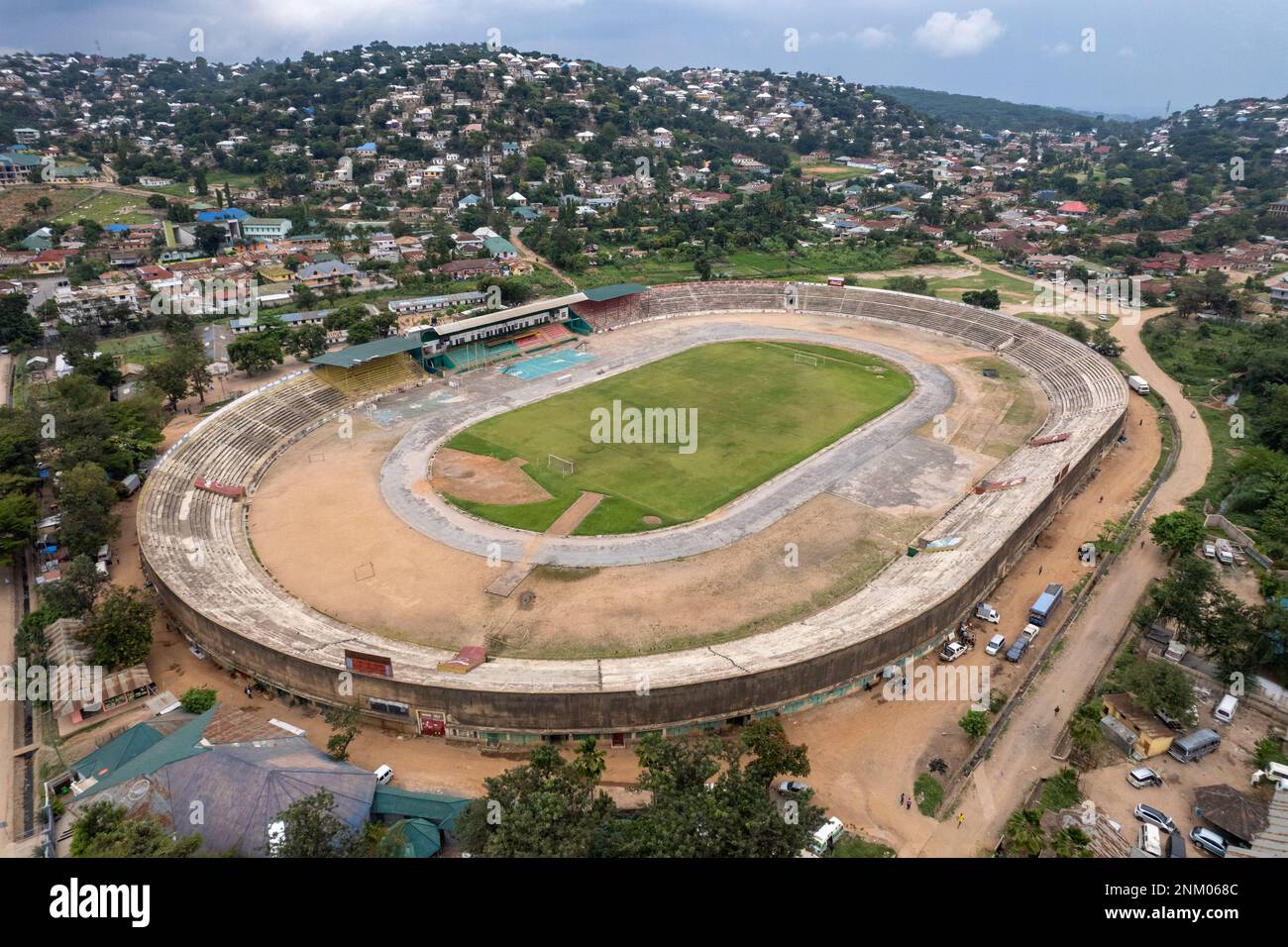 Mwanza, Tansania - 02.22.2023 - Luftaufnahme des CCM Kirumba Stadions neben dem Victoria-See. Stockfoto