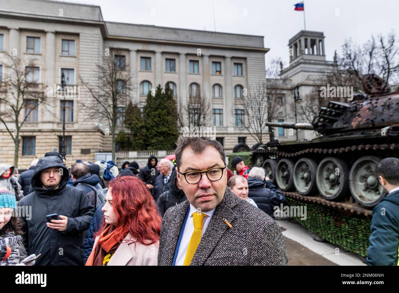Berlin, Deutschland. 24. Februar 2023. Oleksiy Makeyev (r), Botschafter