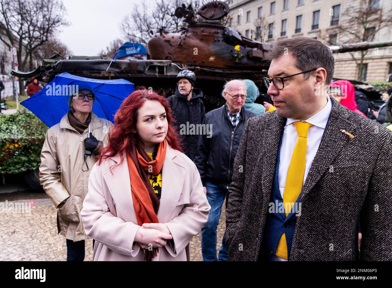 Berlin, Deutschland. 24. Februar 2023. Oleksiy Makeyev (r), Botschafter