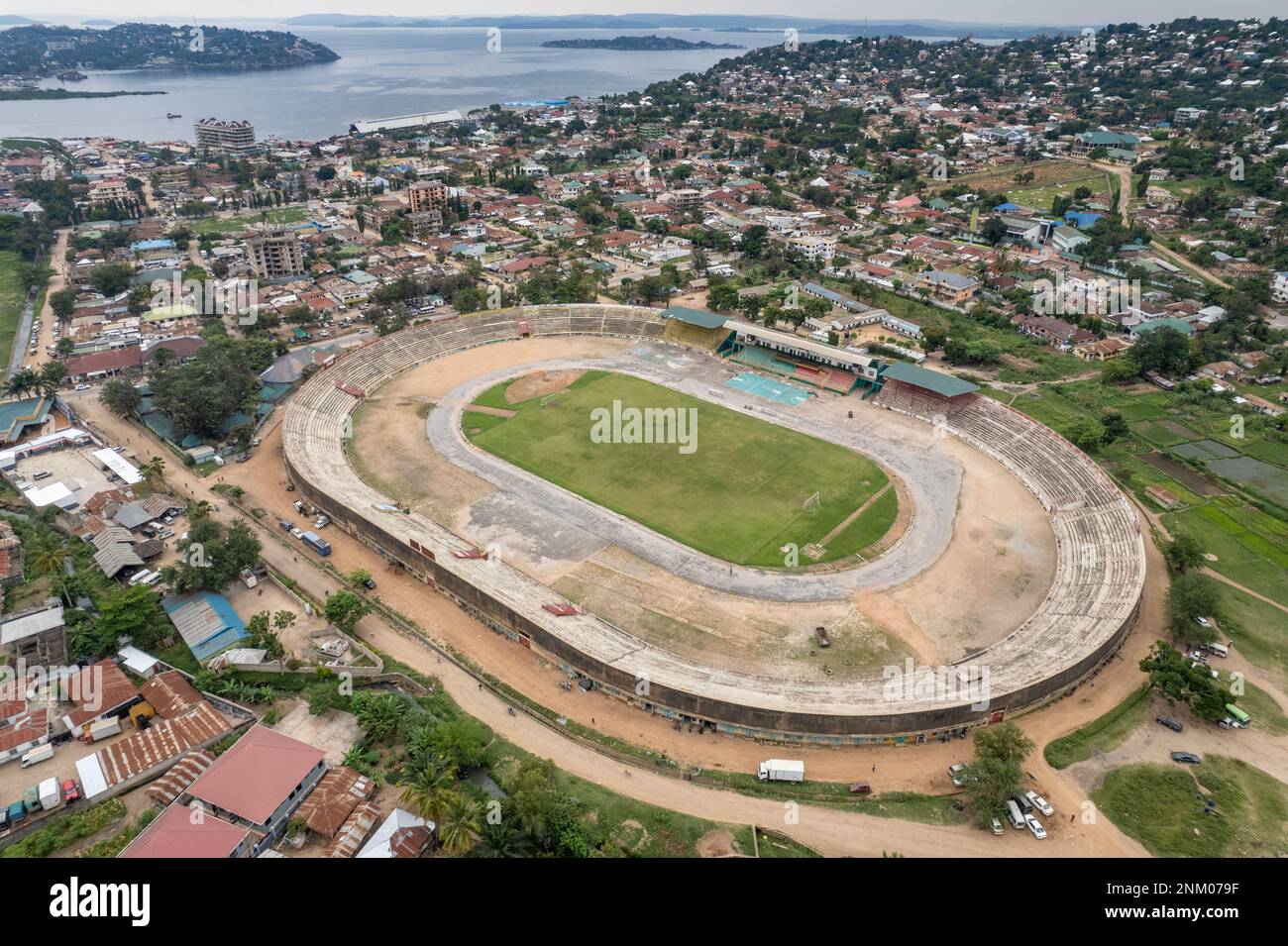 Mwanza, Tansania - 02.22.2023 - Luftaufnahme des CCM Kirumba Stadions neben dem Victoria-See. Stockfoto