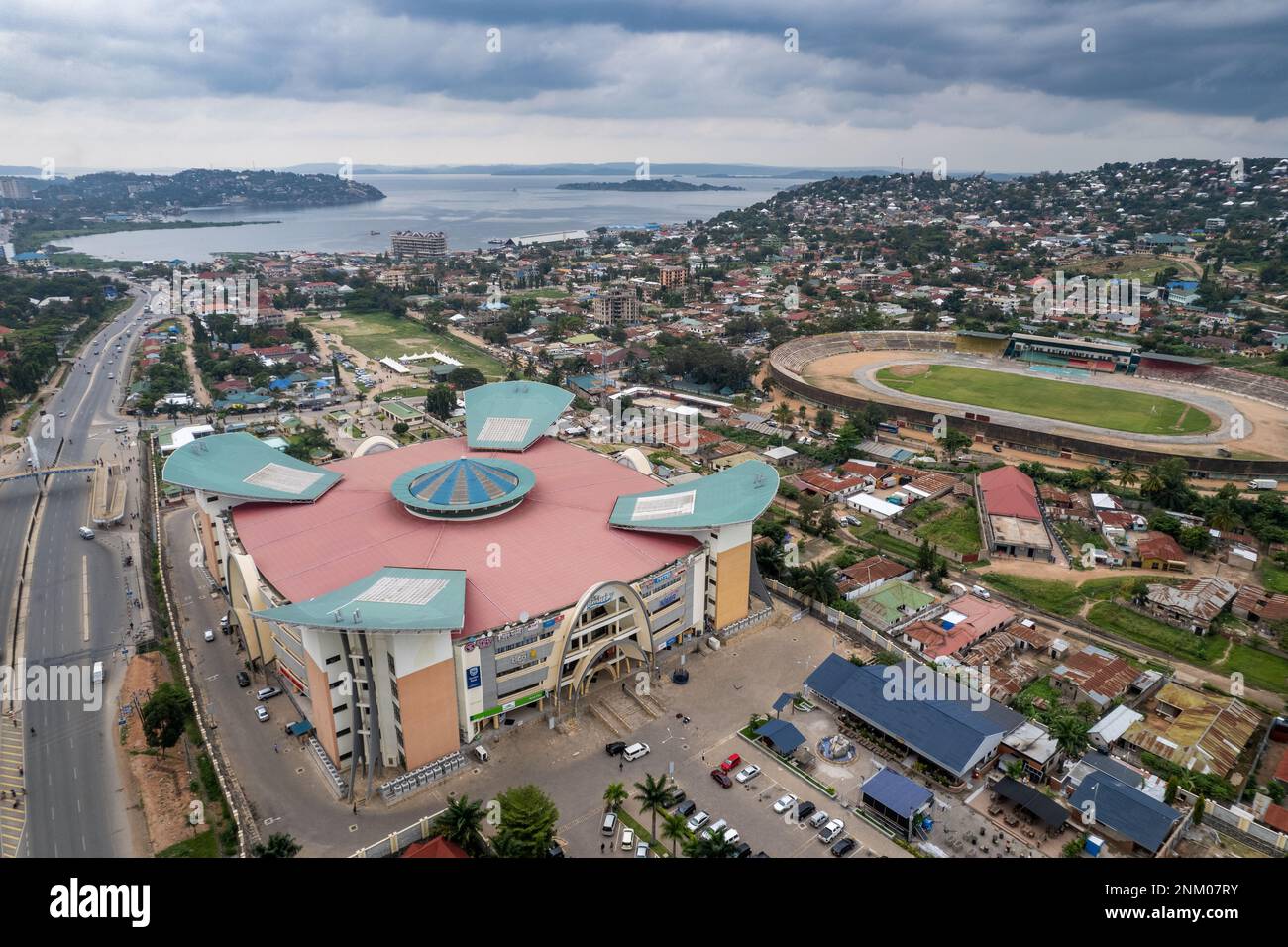 Mwanza, Tansania - 02.22.2023 - Drohnenblick der Rock City Mall, neben Lake Victoria. Beliebtes Einkaufszentrum in Tansania. Stockfoto
