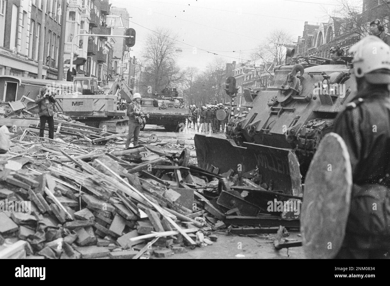 Niederländische Geschichte: Polizei und Armee mit gepanzerten Fahrzeugen und Panzern räumen die Barrikaden in Vondelbuurt, Amsterdam; Mobile Einheit und Panzer, die verheerend waren (Squatters-Aufstände) ca. 3. März 1980 Stockfoto