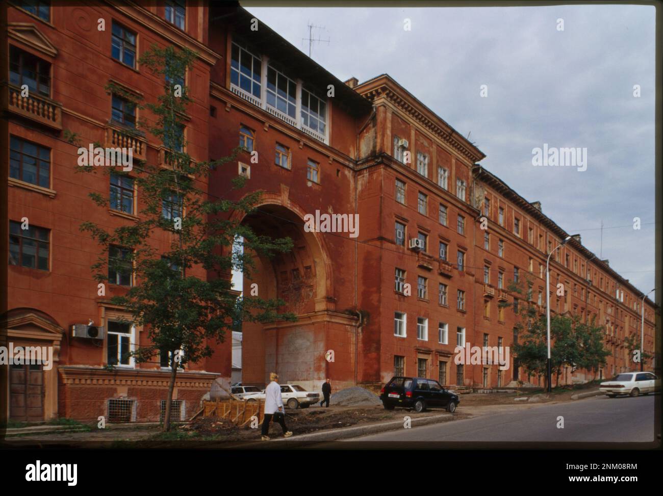 Das zwischen 1950 und 1953 erbaute Apartmentgebäude in der Wolochaev-Straße in Khabarowsk ist ein bemerkenswertes Beispiel für die sowjetische Architektur aus der Mitte des 20. Jahrhunderts. Stockfoto