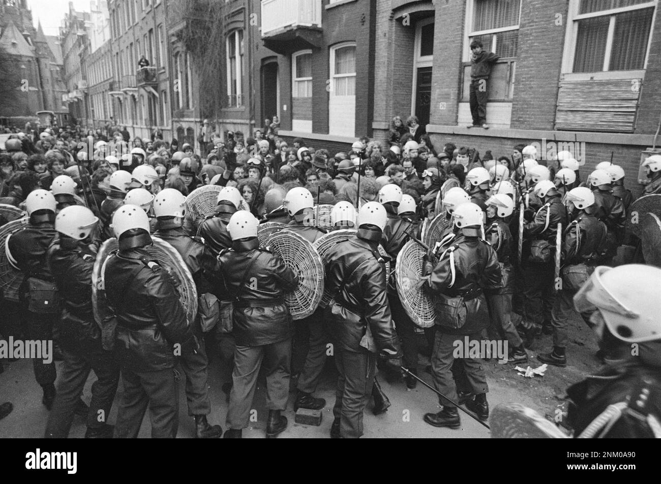 Niederländische Geschichte: Polizei und Armee mit gepanzerten Fahrzeugen und Panzern räumen Barrikaden in Vondelbuurt, Amsterdam (Hausbesetzerunruhen), ca. 3. März 1980 Stockfoto