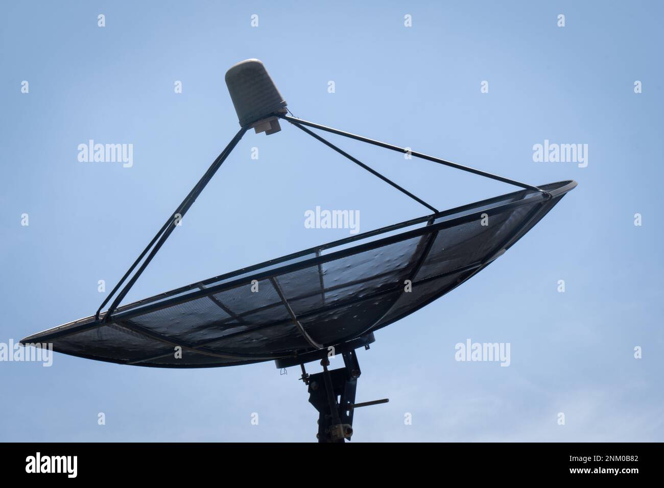 Große C-Band Satellitenschüssel auf dem Dach eines Hauses. Option für kostenloses Kabel-TV-Signal. Stockfoto
